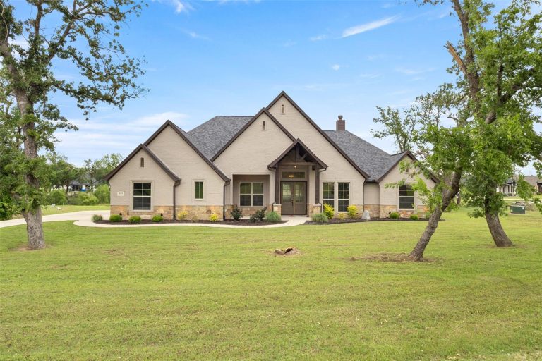 Property Photo of 105 Clayton Crossing, Springtown 76082 – Home for Sale in Springtown