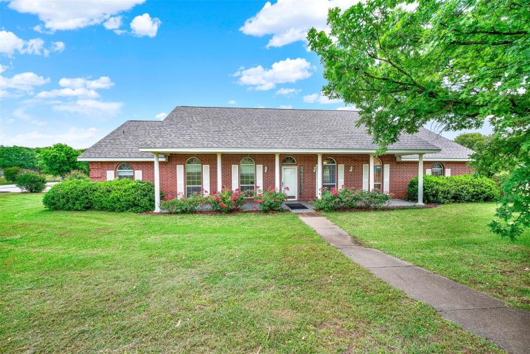 Property Photo of 2735 Bent Oaks Drive, Burleson 76028 – Home for Sale in Burleson