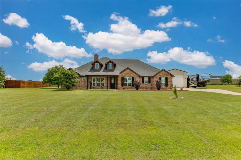 Property Photo of 11210 Lakecrest Drive, Sanger 76266 – Home for Sale in Sanger