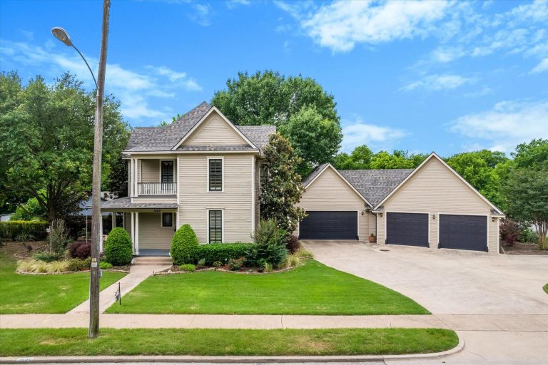 Property Photo of 1025 W Main Street, Waxahachie 75165 – Home for Sale in Waxahachie