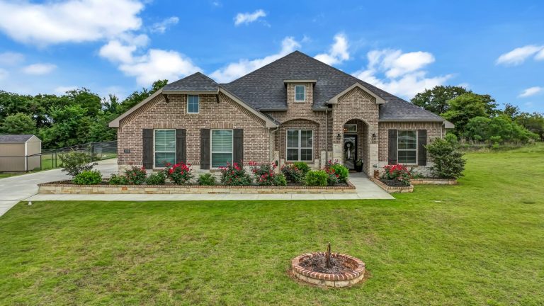 Property Photo of 1036 Northern Oaks Court, Springtown 76082 – Home for Sale in Springtown