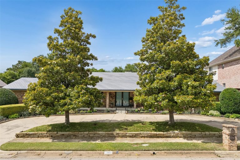 Property Photo of 101 E Northgate Drive, Irving 75062 – Home for Sale in Irving