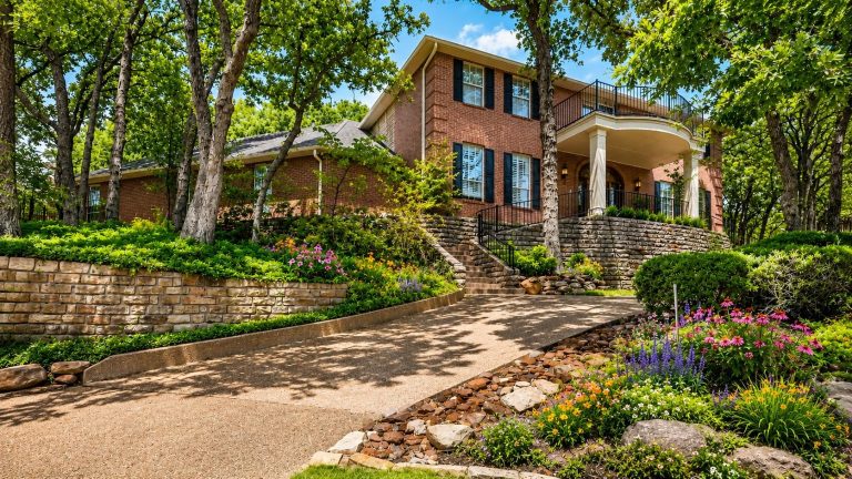 Property Photo of 302 W Charlottesville Avenue, Colleyville 76034 – Home for Sale in Colleyville