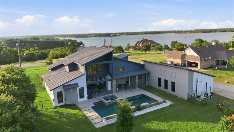 Property Photo of 211 Hunter Pass, Waxahachie 75165 – Home for Sale in Waxahachie