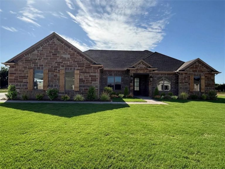 Property Photo of 100 Eagle Court, Glen Rose 76077 – Home for Sale in Glen Rose