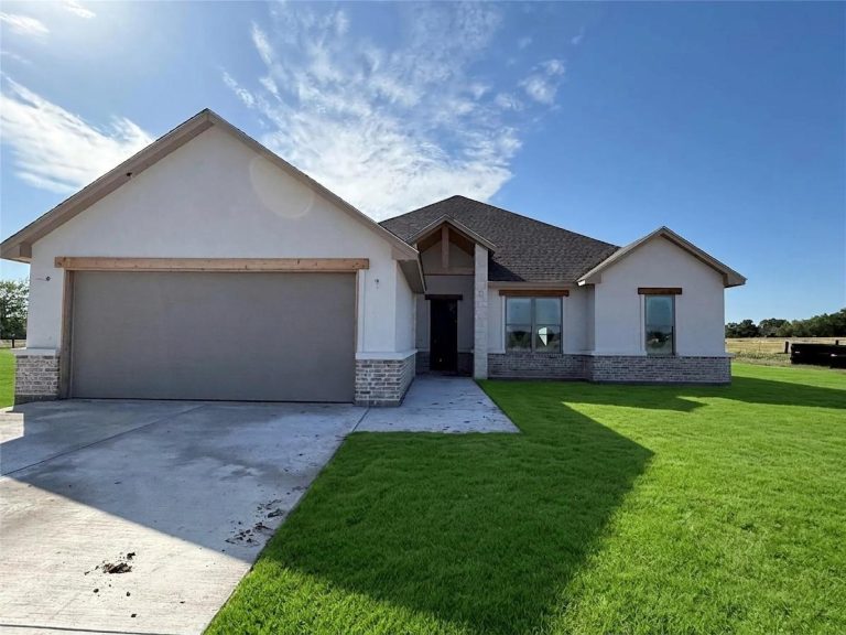 Property Photo of 102 Eagle Court, Glen Rose 76077 – Home for Sale in Glen Rose