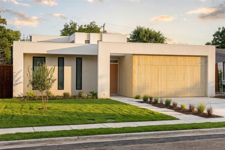 Property Photo of 6240 Kenwood Avenue – Home for Sale in Texas