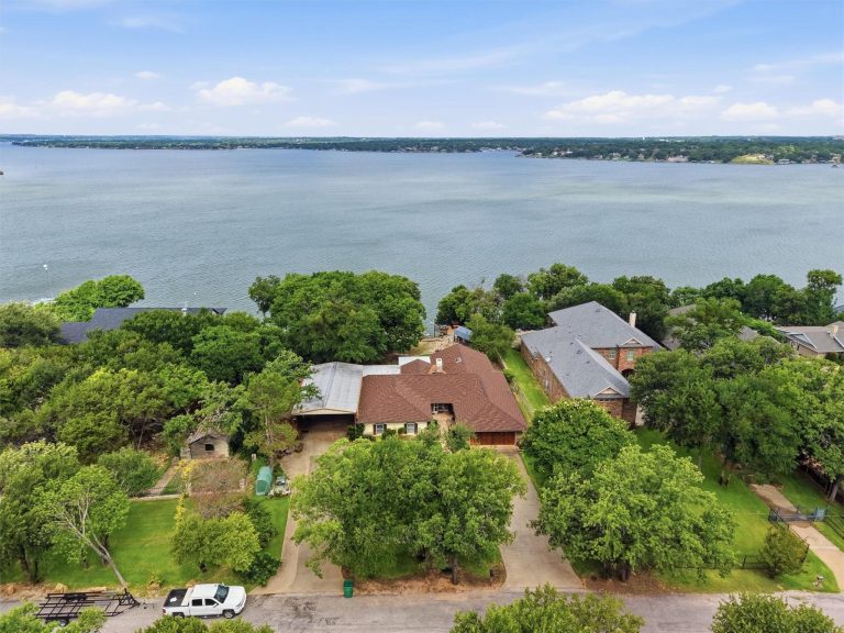 Property Photo of 6426 Walters Bend Court, Granbury 76049 – Home for Sale in Granbury