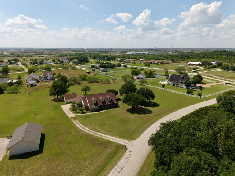 Property Photo of 902 W Pioneer Circle – Home for Sale in Texas