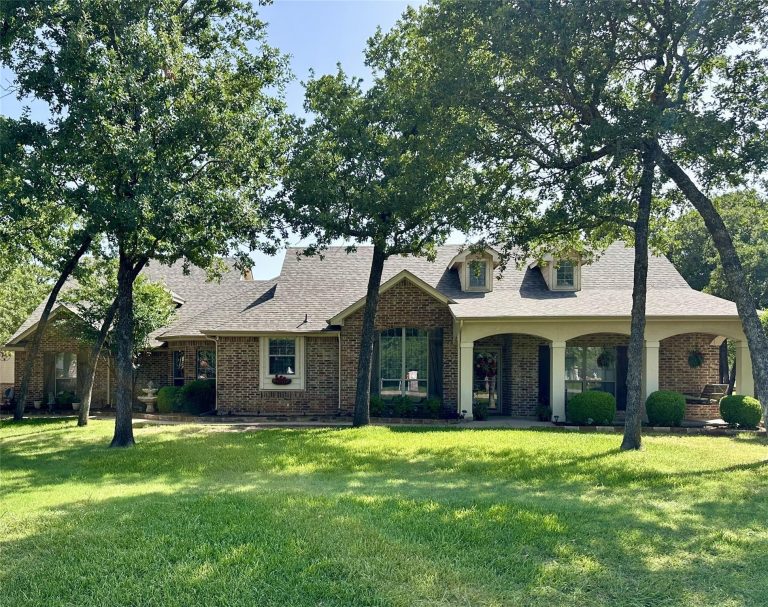 Property Photo of 3900 Creekside Court, Burleson 76028 – Home for Sale in Burleson