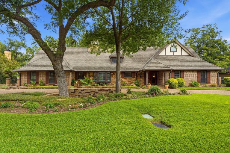 Property Photo of 3805 Hollow Creek Road, Benbrook 76116 – Home for Sale in Benbrook