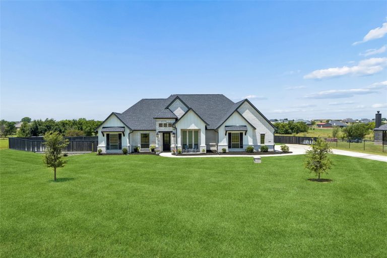 Property Photo of 1107 Pioneer Crossing, Weatherford 76088 – Home for Sale in Weatherford