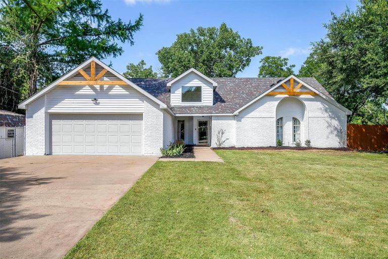 Property Photo of 1401 Cheyenne Trail, Granbury 76048 – Home for Sale in Granbury