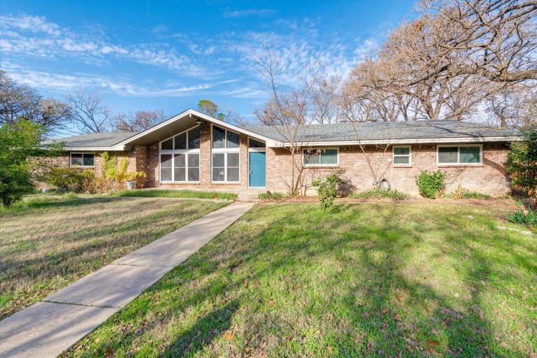 Property Photo of 4104 Linkwood Drive, Euless 76040 – Home for Sale in Euless