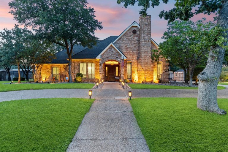 Property Photo of 809 Shady Creek Drive, Kennedale 76060 – Home for Sale in Kennedale