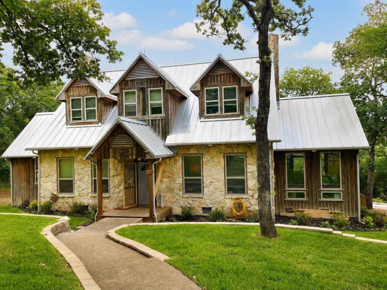 Property Photo of 1100 Crazy Horse Trail, Burleson 76028 – Home for Sale in Burleson