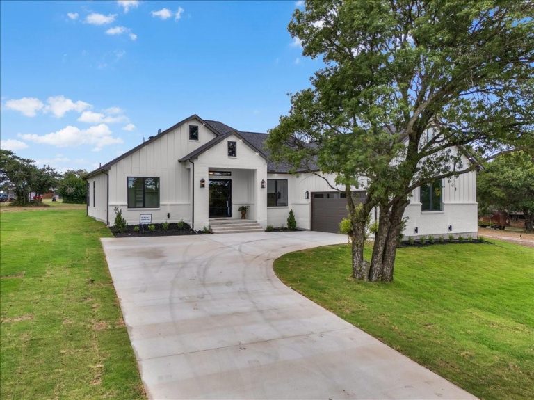 Property Photo of 106 McClure Court, Hudson Oaks 76087 – Home for Sale in Hudson Oaks