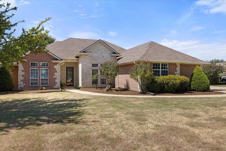 Property Photo of 2101 W Emerald Bend Court, Granbury 76049 – Home for Sale in Granbury