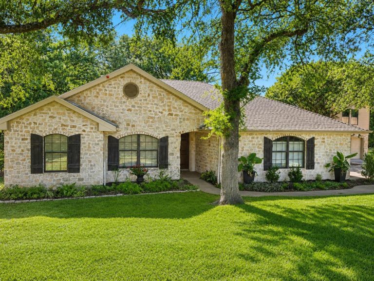 Property Photo of 318 Ridge Creek Road, Waxahachie 75167 – Home for Sale in Waxahachie