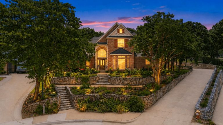 Property Photo of 816 Lake View Court E, Crowley 76036 – Home for Sale in Crowley