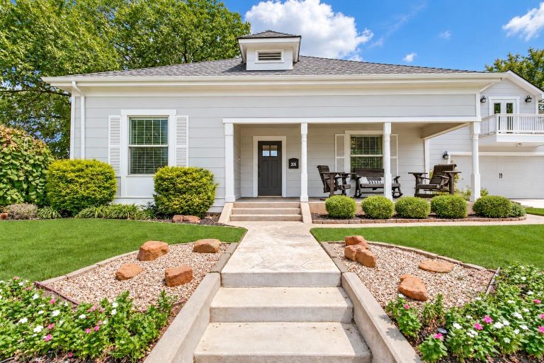 Property Photo of 205 S Dooley Street, Grapevine 76051 – Home for Sale in Grapevine