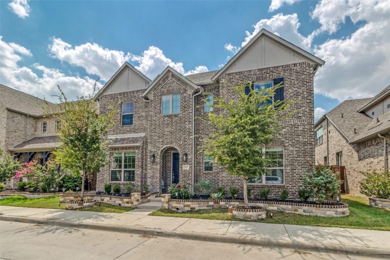 Property Photo of 12679 Royal Oaks Lane, Farmers Branch 75234 – Home for Sale in Farmers Branch
