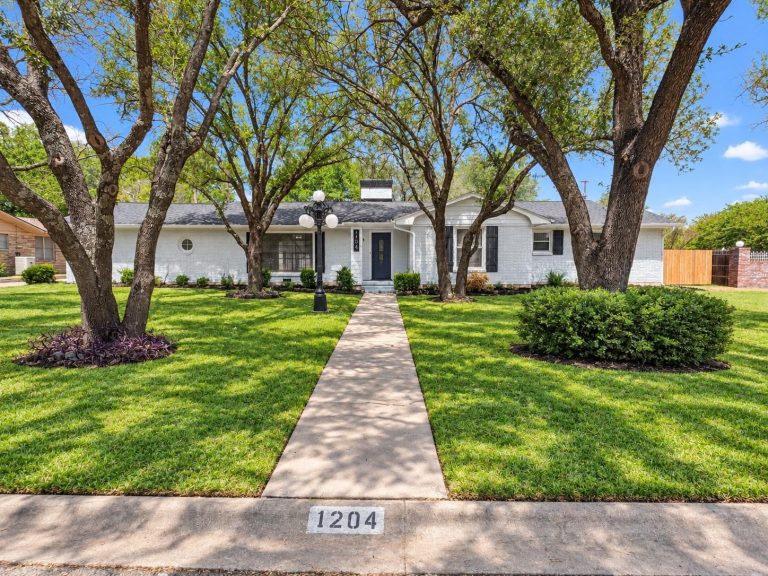 Property Photo of 1204 Loma Alta Place, Cleburne 76033 – Home for Sale in Cleburne