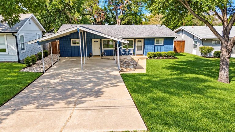 Property Photo of 403 E Franklin Street, Grapevine 76051 – Home for Sale in Grapevine