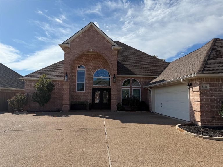 Property Photo of 1211 Mallard Way, Granbury 76048 – Home for Sale in Granbury