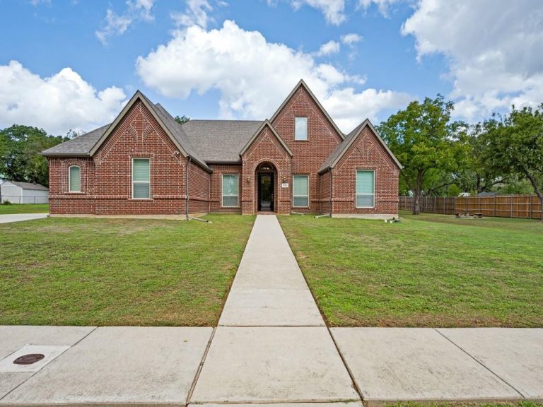 Property Photo of 8301 Woods Lane, North Richland Hills 76182 – Home for Sale in North Richland Hills