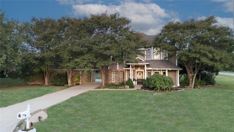 Property Photo of 2 Lago Vista W, Lucas 75098 – Home for Sale in Lucas